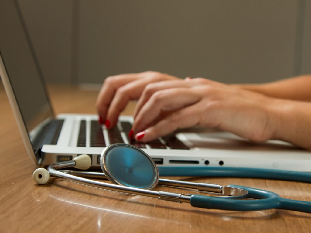 Google teste AMIE pour les consultations cliniques vidéo
