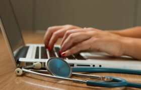Google teste AMIE pour les consultations cliniques vidéo